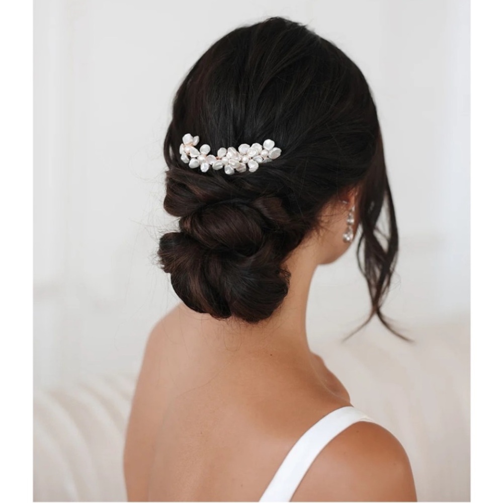 UNTAMED PETALS BY AMANDA JUDGE Pearl and Silver Floral Hair Pin